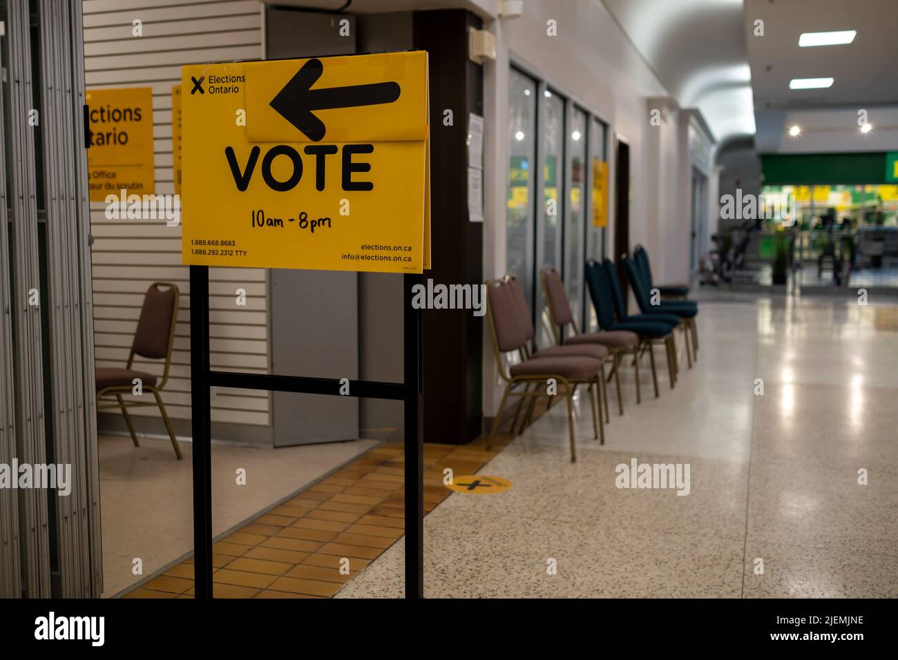 Smiths Falls, Ontario, Canada - 22 maggio 2022: Un cartello indirizza i visitatori all'interno di una sede di voto all'interno di un centro commerciale per le elezioni provinciali del 2022 Foto Stock