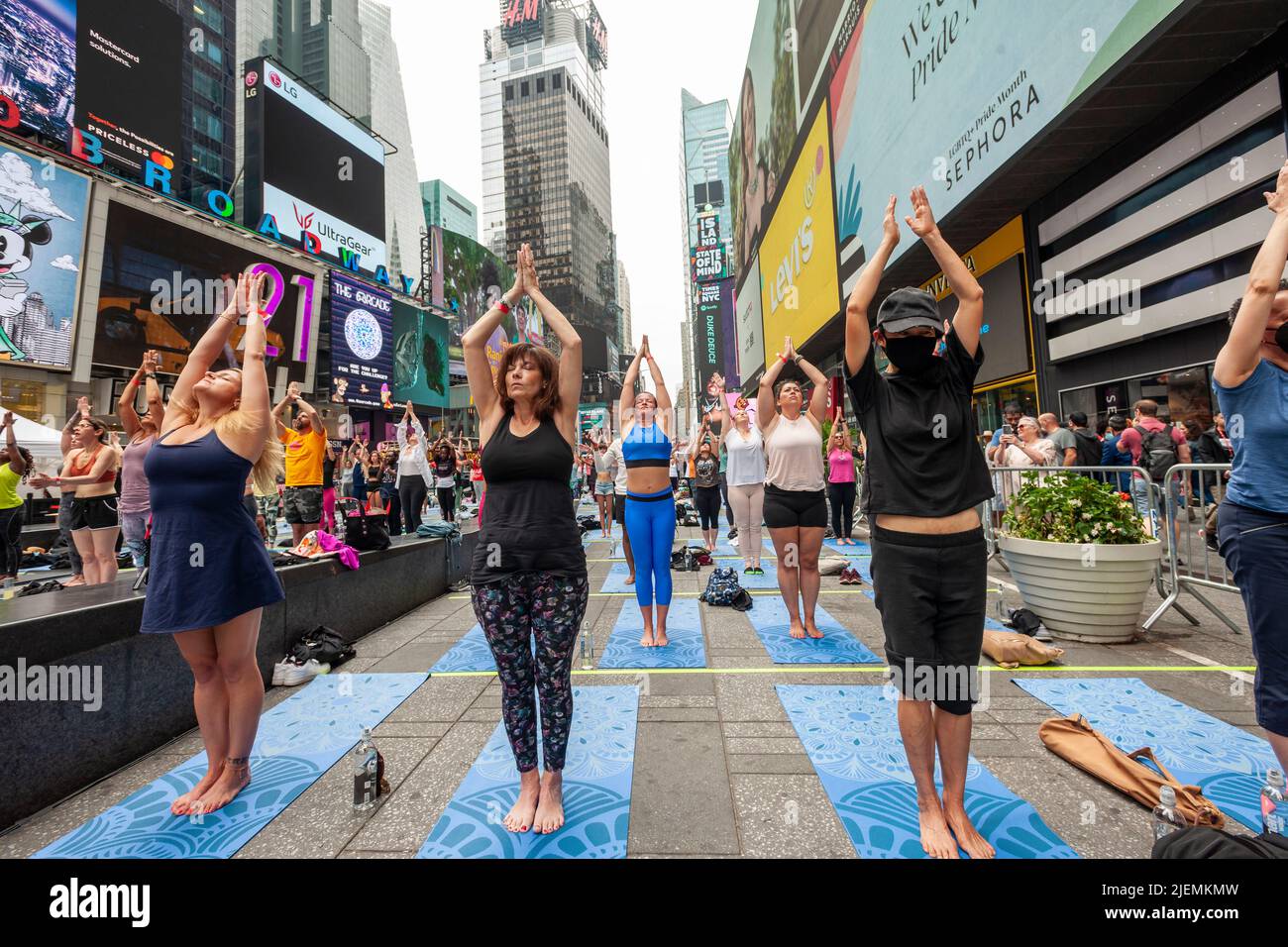 I praticanti di yoga pack Times Square a New York per praticare lo yoga sul solstizio d'estate, primo giorno d'estate, martedì 21 giugno 2022. Il Solstice annuale 20th a Times Square, 'Mind Over Madness', sponsorizzato da Peloton, il Consolato Generale dell'India, New York e Smartwater, tra gli altri, allunga la capacità dello yoga di bloccare il rumore e l'ammasso visivo che li circonda nei Crossroads del mondo. Il primo giorno d'estate è stato dichiarato dalle Nazioni Unite la Giornata Internazionale dello Yoga. (© Richard B. Levine) Foto Stock