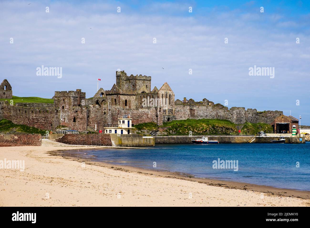 Sbuccia le rovine del castello e la spiaggia di sabbia nella baia. Peel, Isola di Man, Isole britanniche, Europa Foto Stock