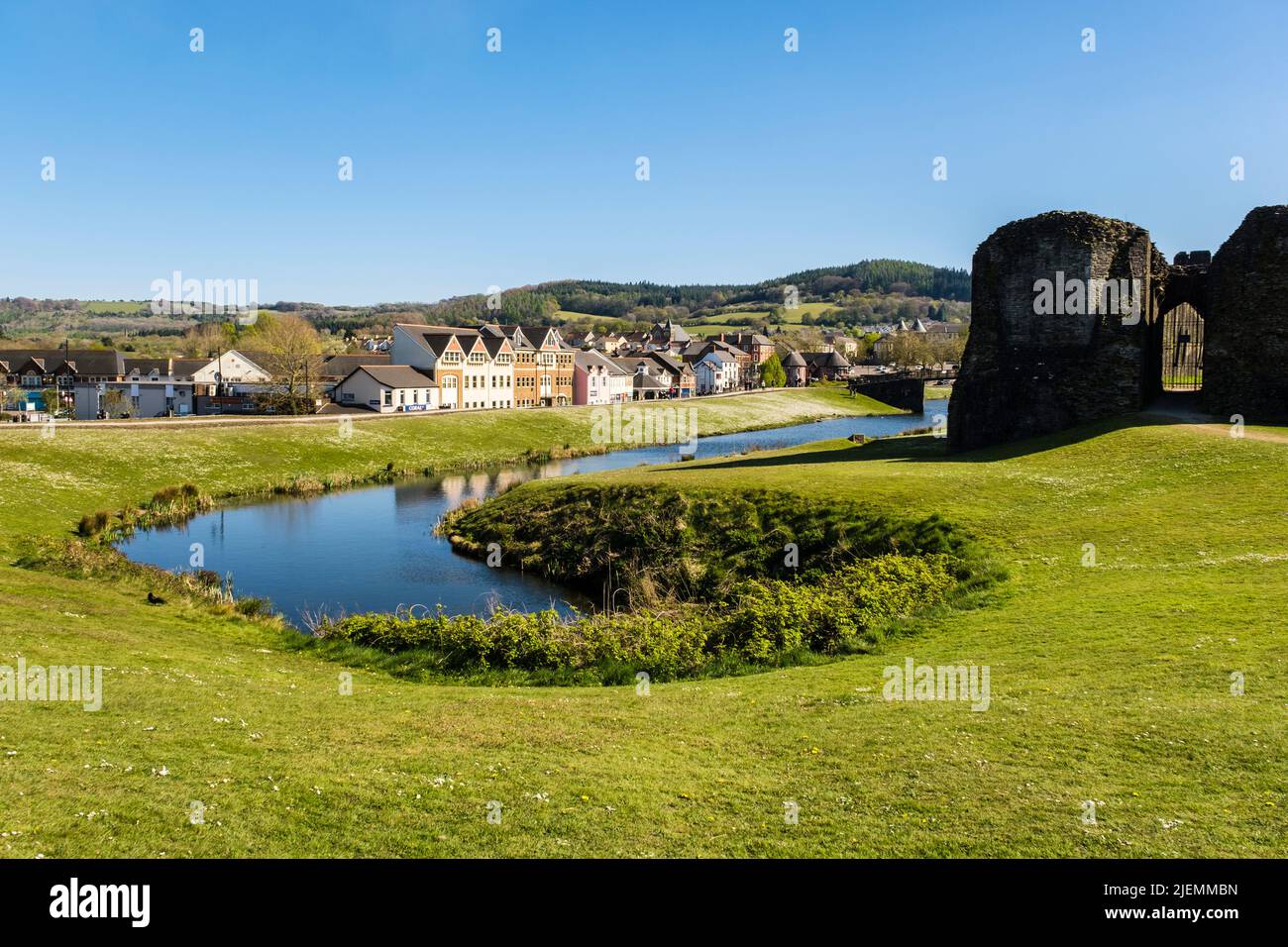 Vista sulla città dal castello del 13th secolo con fossato. Caerphilly, Gwent, Galles del Sud, Regno Unito, Gran Bretagna Foto Stock