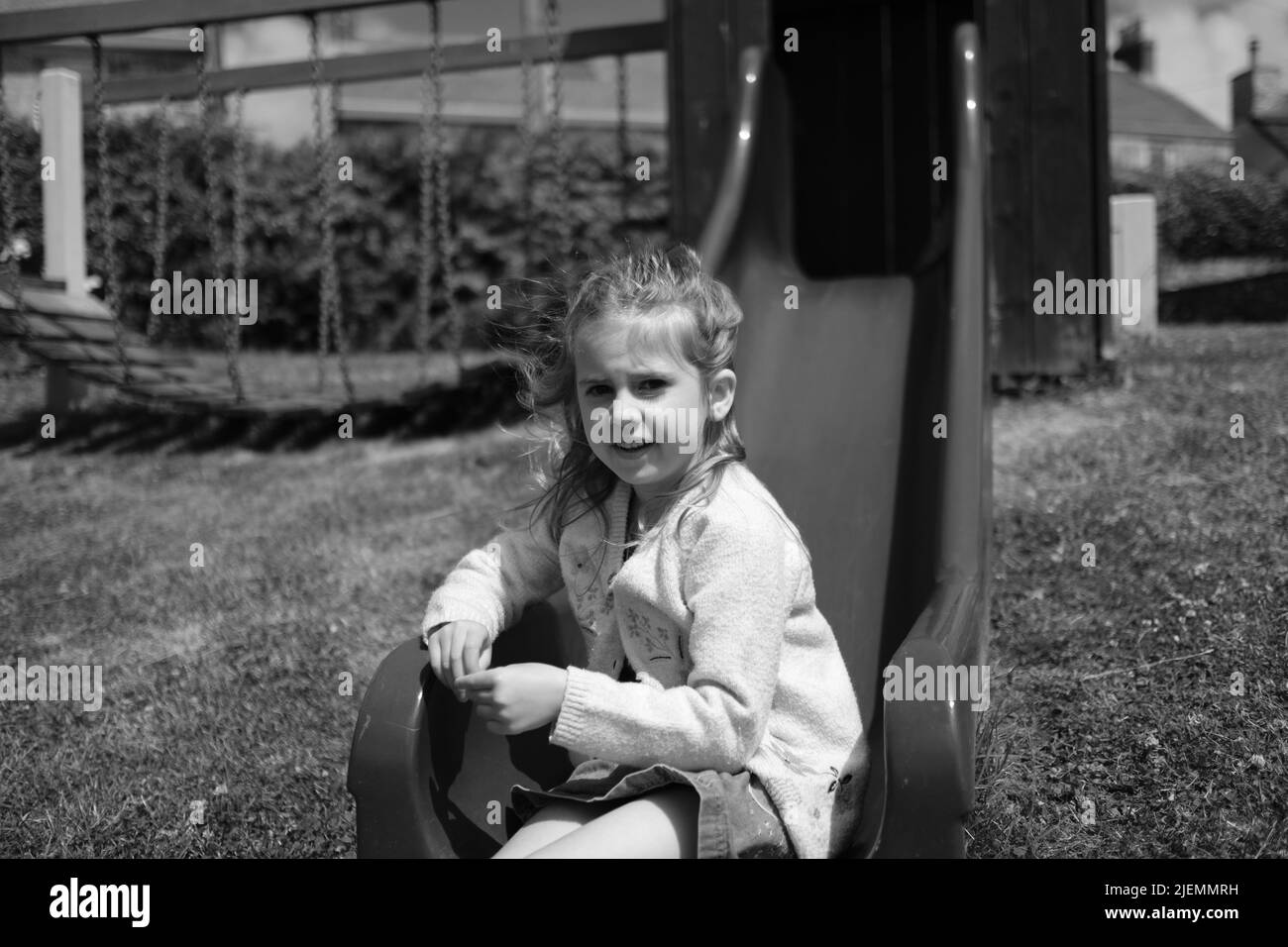 Ragazza, di 5 anni, che gioca nel parco Foto Stock