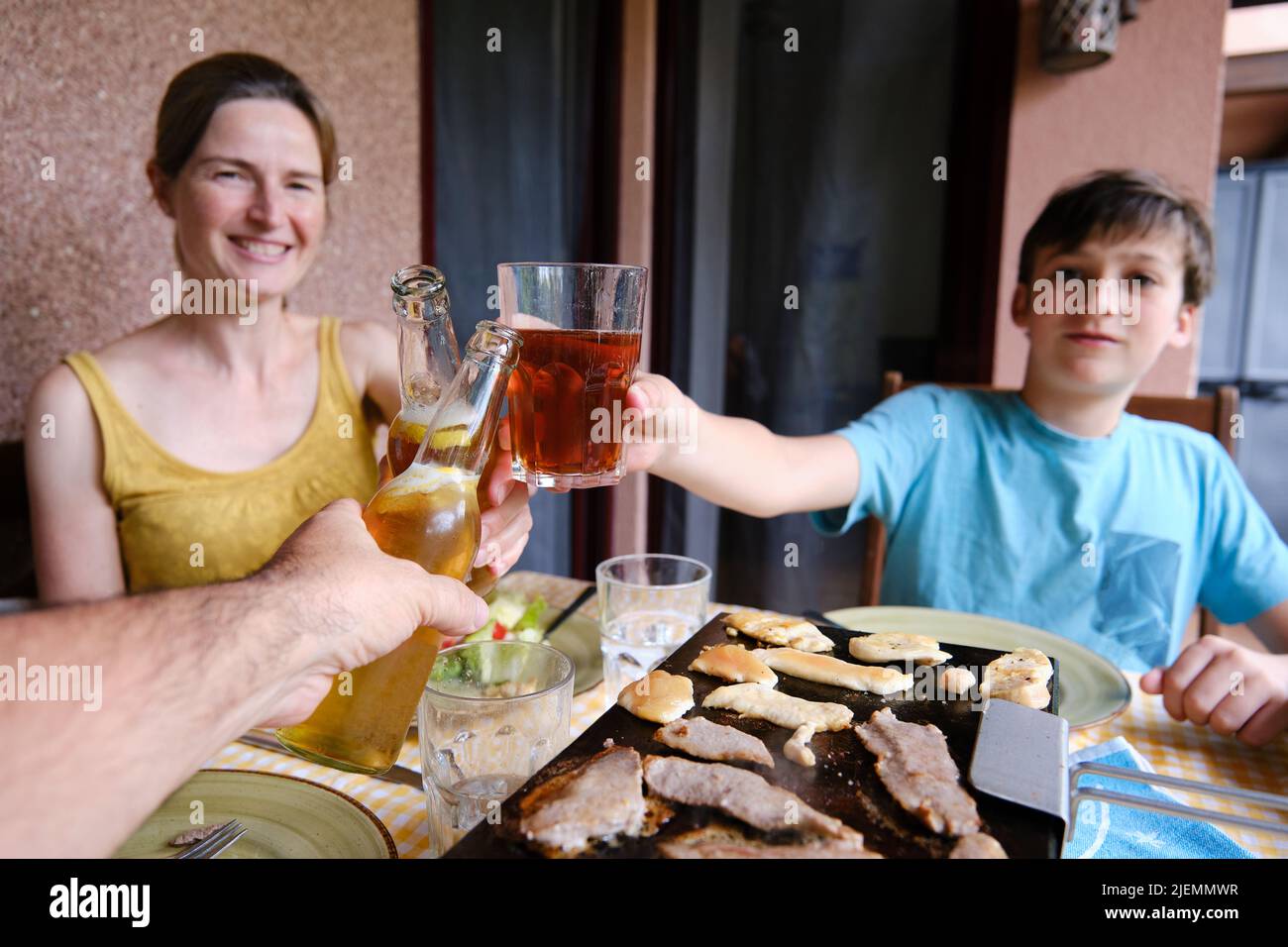 Buona famiglia tostatura sulla terrazza della loro casa Foto Stock