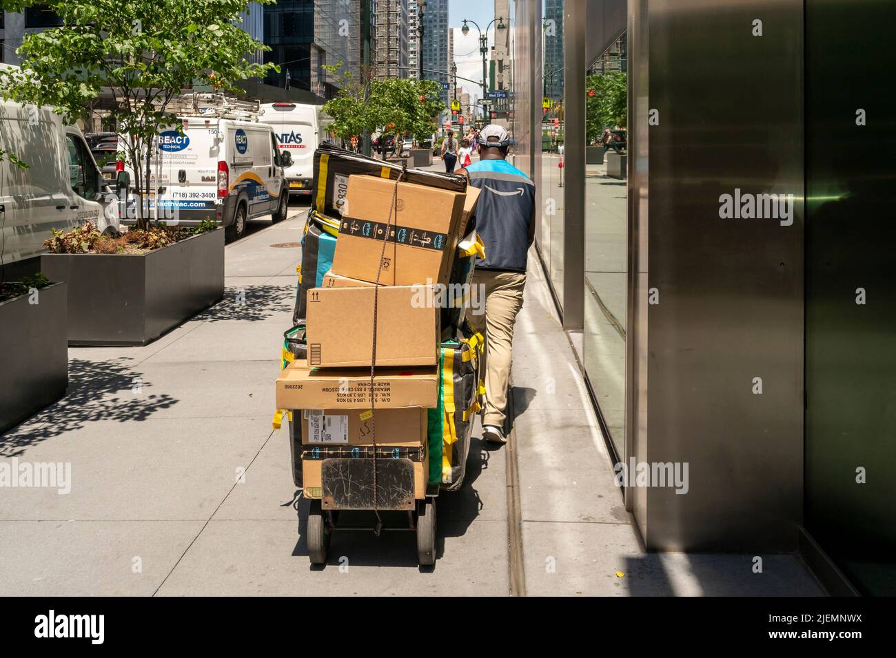 Worker distribuisce le consegne Amazon a New York venerdì 17 giugno 2022. (©ÊRichard B. Levine) Foto Stock