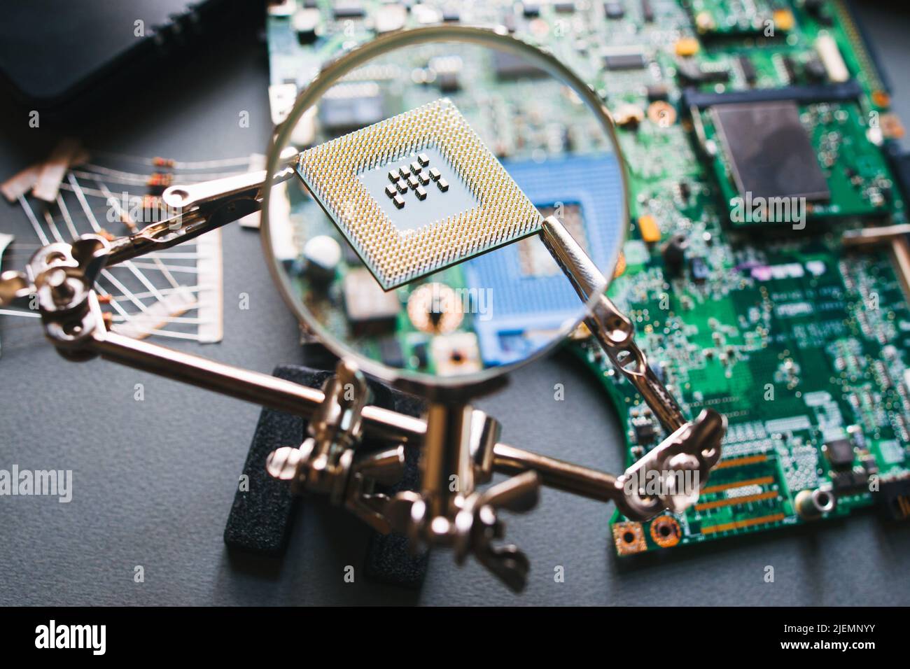 Processore CPU tramite lente di ingrandimento. Foto Stock