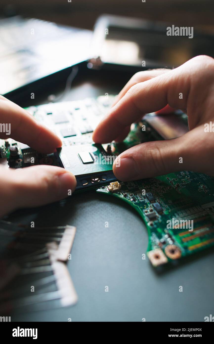 Installazione del processore nel socket CPU Foto Stock