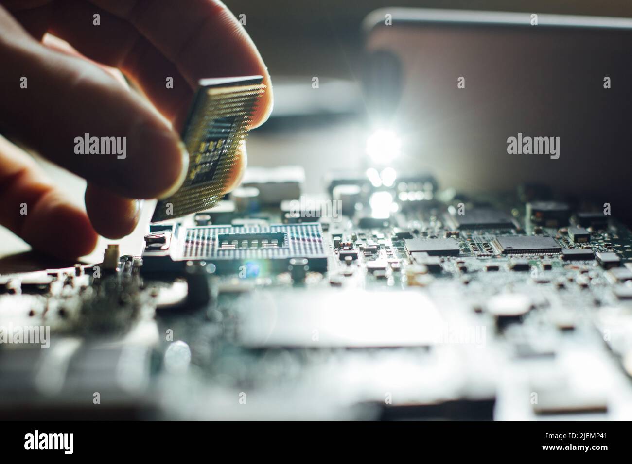Installazione del processore nel socket CPU Foto Stock