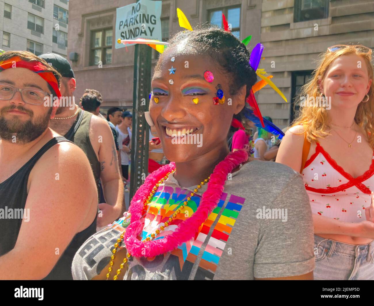 Migliaia di marchers e milioni di spettatori si sono convergenti nella Parata Gay Pride a New York domenica 26 giugno. 2022. La parata è tornata in piena vigore dopo essere stata cancellata e ridotta dopo due anni a causa delle restrizioni COVID-19. (© Frances M. Roberts) Foto Stock