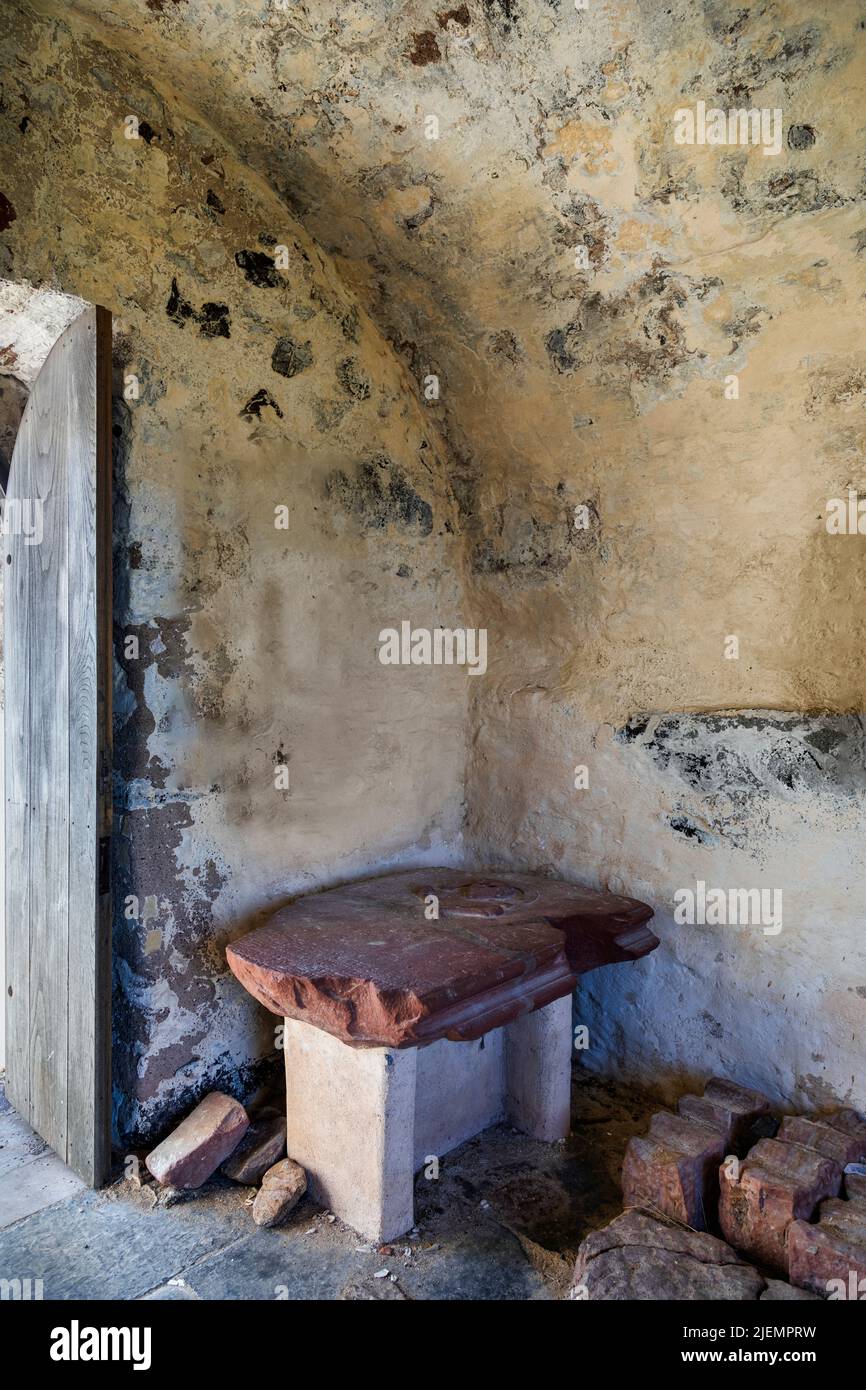 Una chiesa, intorno a circa 1000 anni, si trova sulla vecchia Kirk di Sant'Andrea. La prima chiesa è stata probabilmente fatta di legno costruito dai monaci di Lindisfarne. Foto Stock