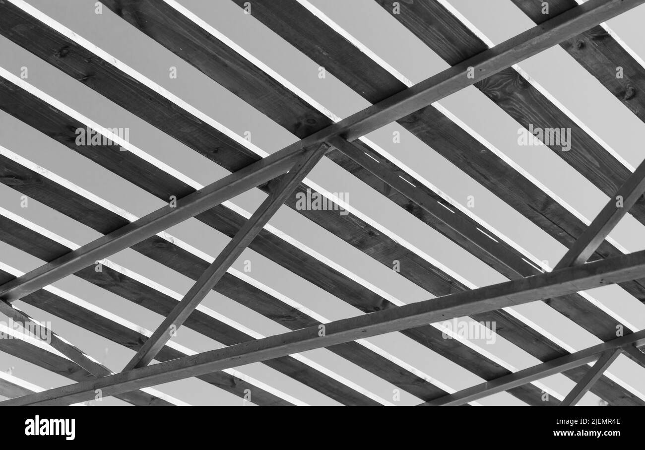 Struttura in acciaio con pannelli in legno, struttura del tetto in costruzione, foto in bianco e nero Foto Stock