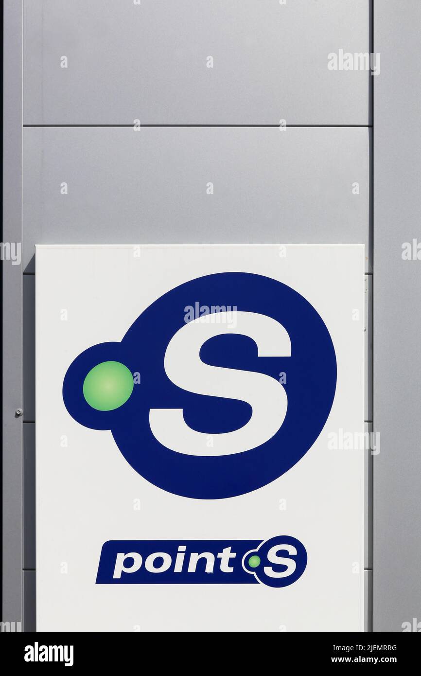 Montceaux, Francia - 4 giugno 2022: Logo Point S su un muro. Point S è una rete di professionisti in franchising nel settore della vendita di pneumatici e del servizio automobilistico Foto Stock