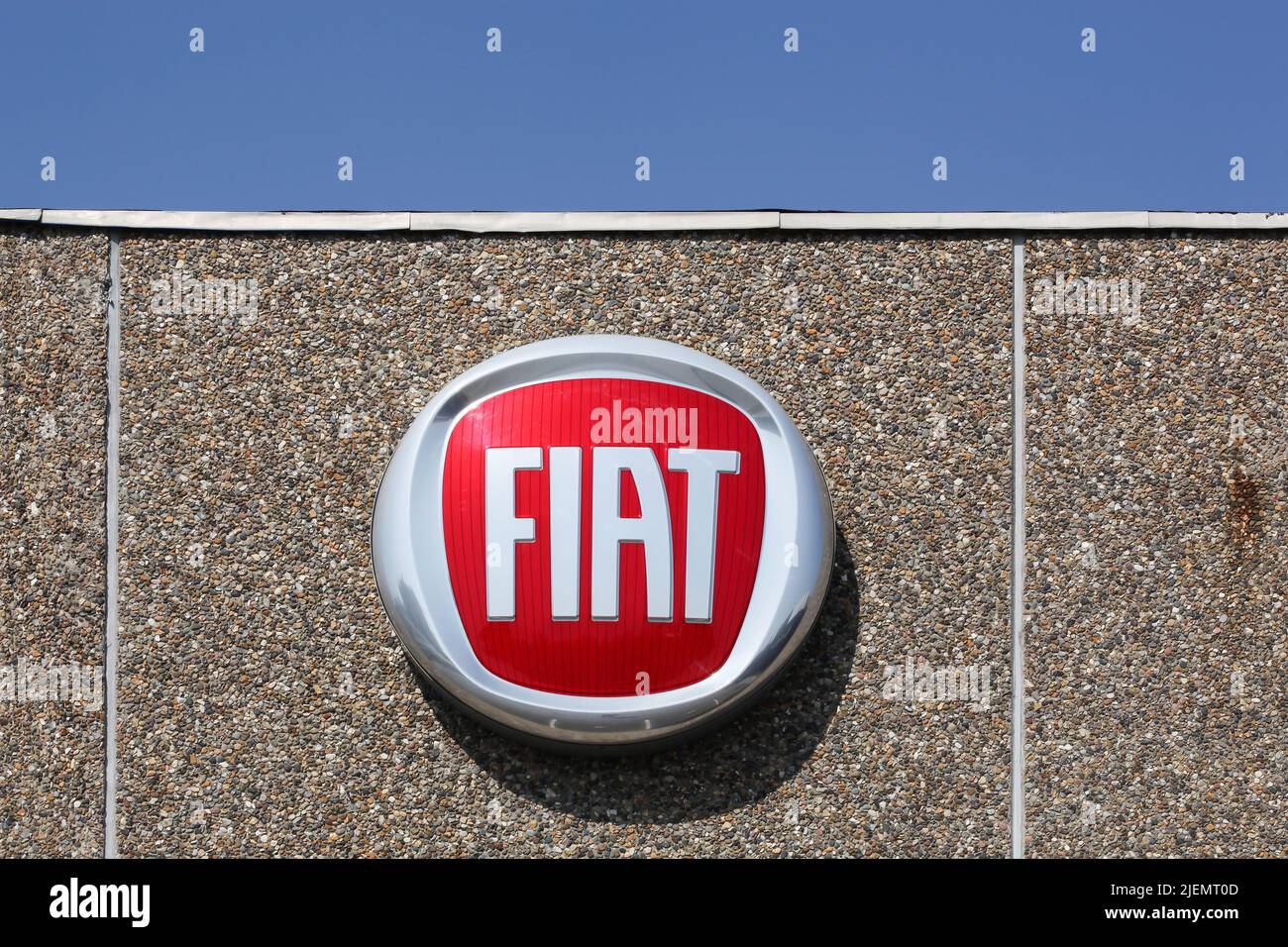 Tilst, Danimarca - 18 aprile 2021: Logo Fiat su una parete. Fiat Chrysler Automobiles è una società italo-americana Foto Stock