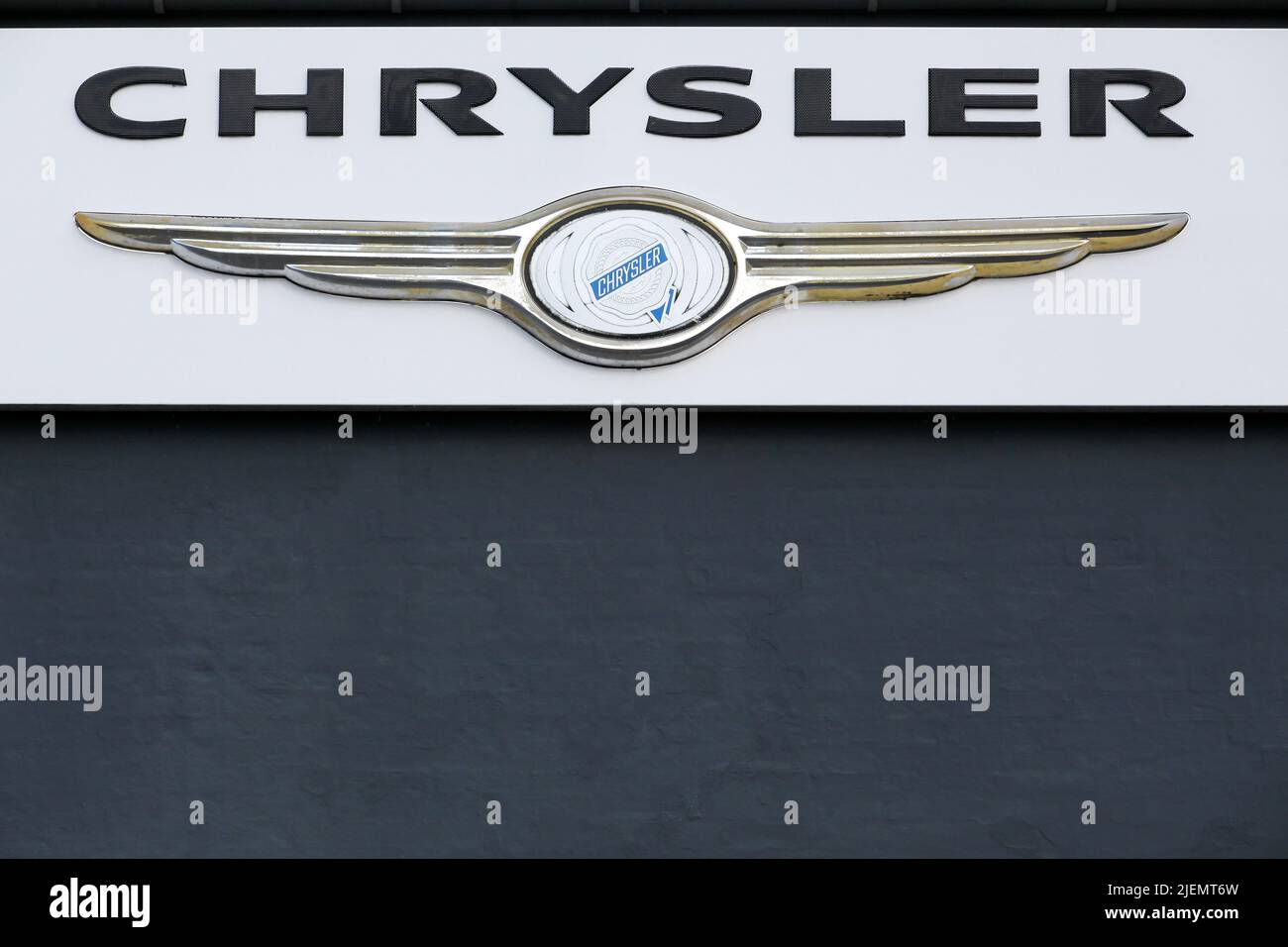 Aalborg, Danimarca - 21 maggio 2022: Logo Chrysler su un muro. Chrysler è un produttore automobilistico americano Foto Stock