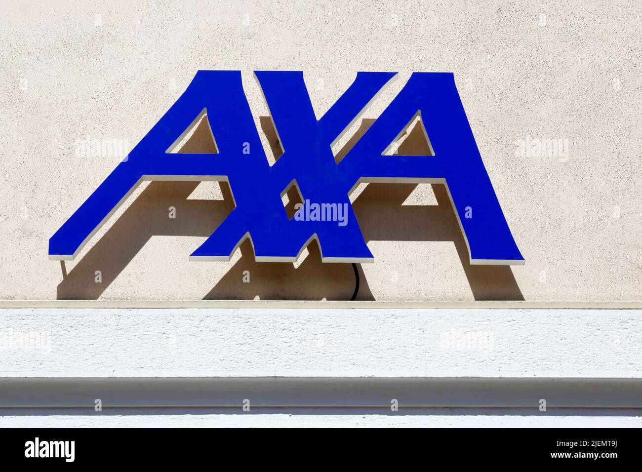 Villefranche, Francia - 9 aprile 2022: Logo assicurativo AXA su un muro. AXA è una multinazionale francese di assicurazioni Foto Stock