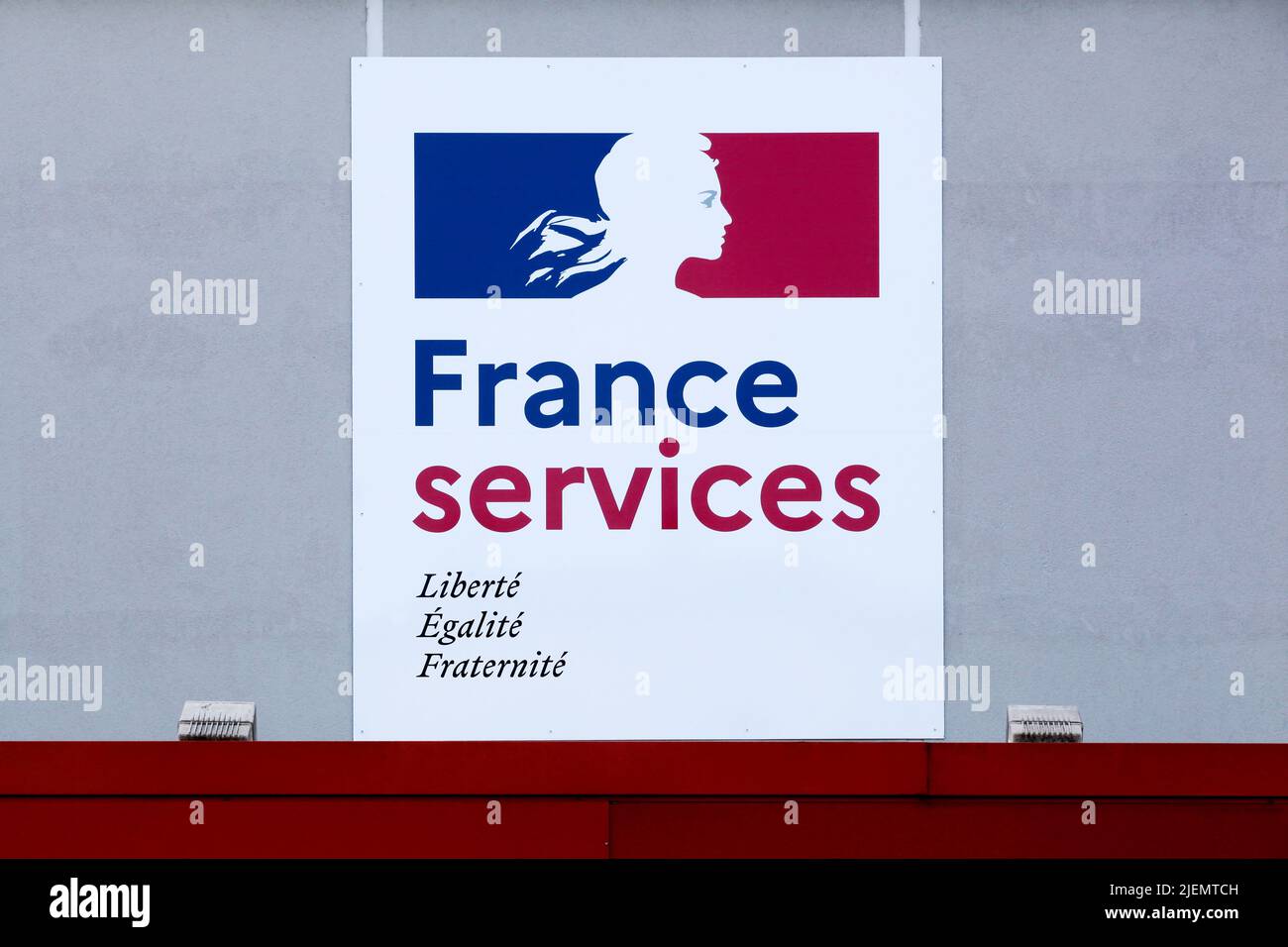 Belleville, Francia - 5 aprile 2022: La Francia Services house è, in Francia, una struttura che combina ricezione fisica e supporto digitale Foto Stock
