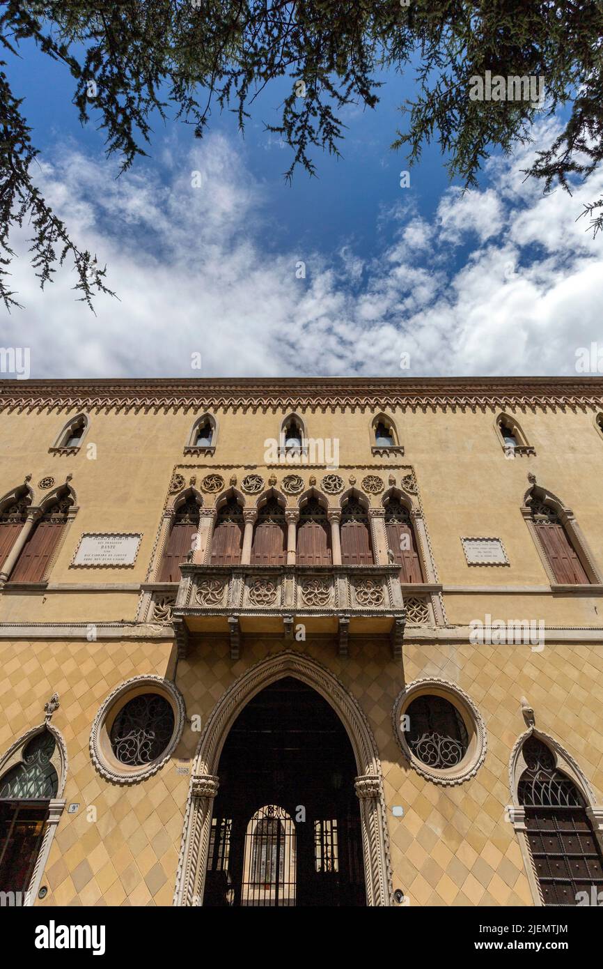 Padova, Italia - 06 10 2022: Palazzo Romanin Jacur a Padova un palazzo gotico veneziano del 14th secolo. Foto Stock