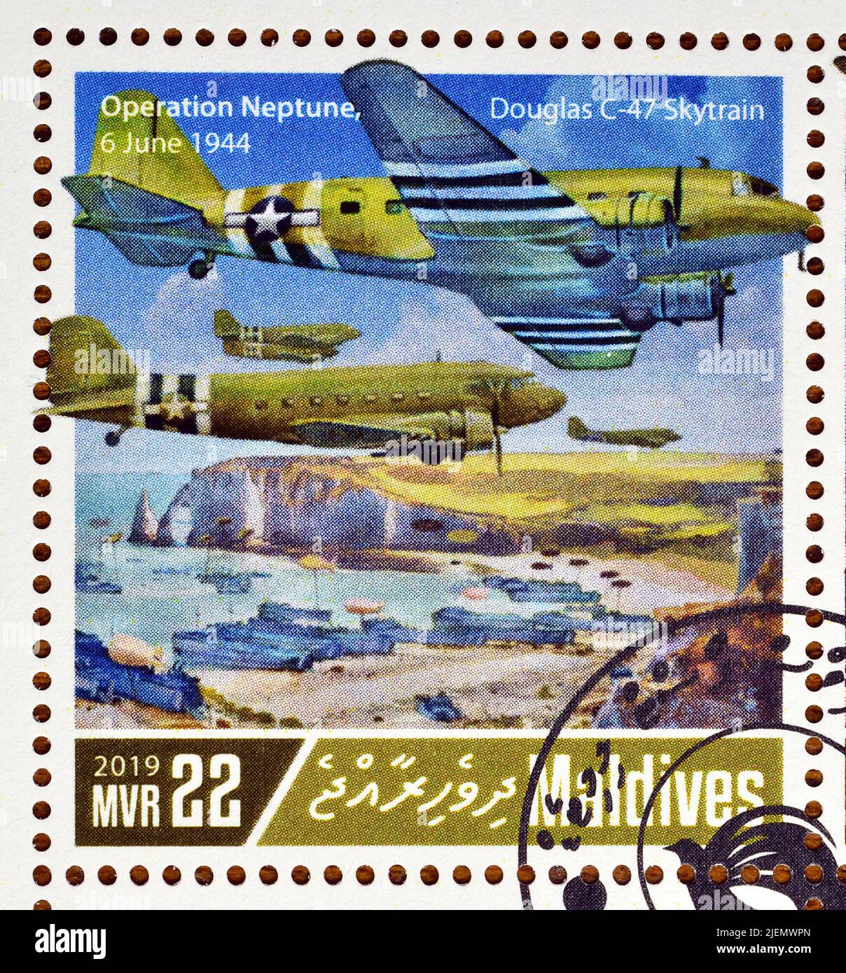 Timbro postale annullato stampato da Maldive, che mostra Douglas C-47 Skytrain, operazione Neptune, 75th anniversario di Normandia Landing, circa 2019. Foto Stock