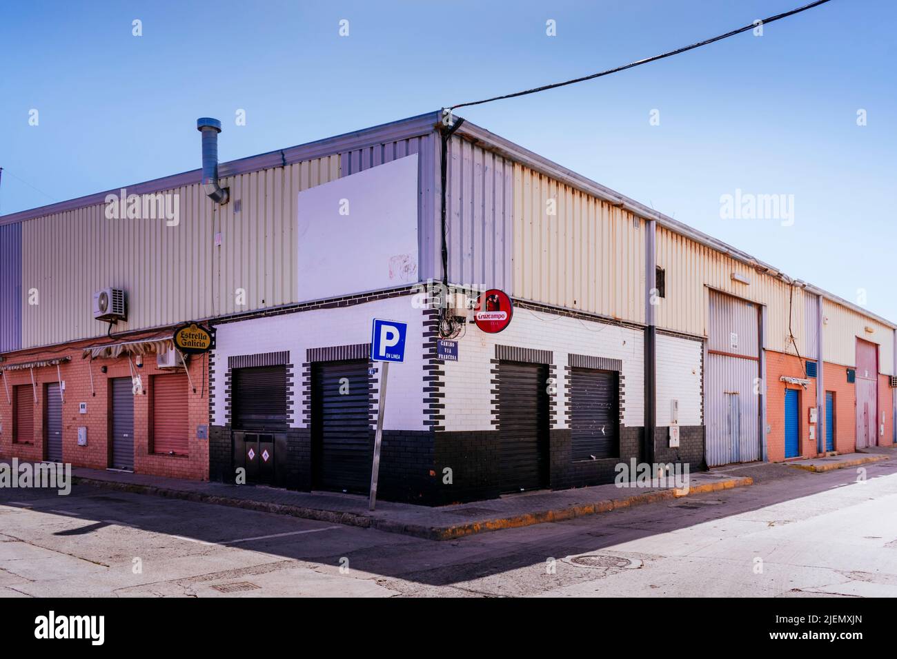 Zona industriale vicino al confine di Beni Ensar. I magazzini sono chiusi a causa della chiusura del confine a causa della pandemia COVID. Melilla, Ciudad Autón Foto Stock