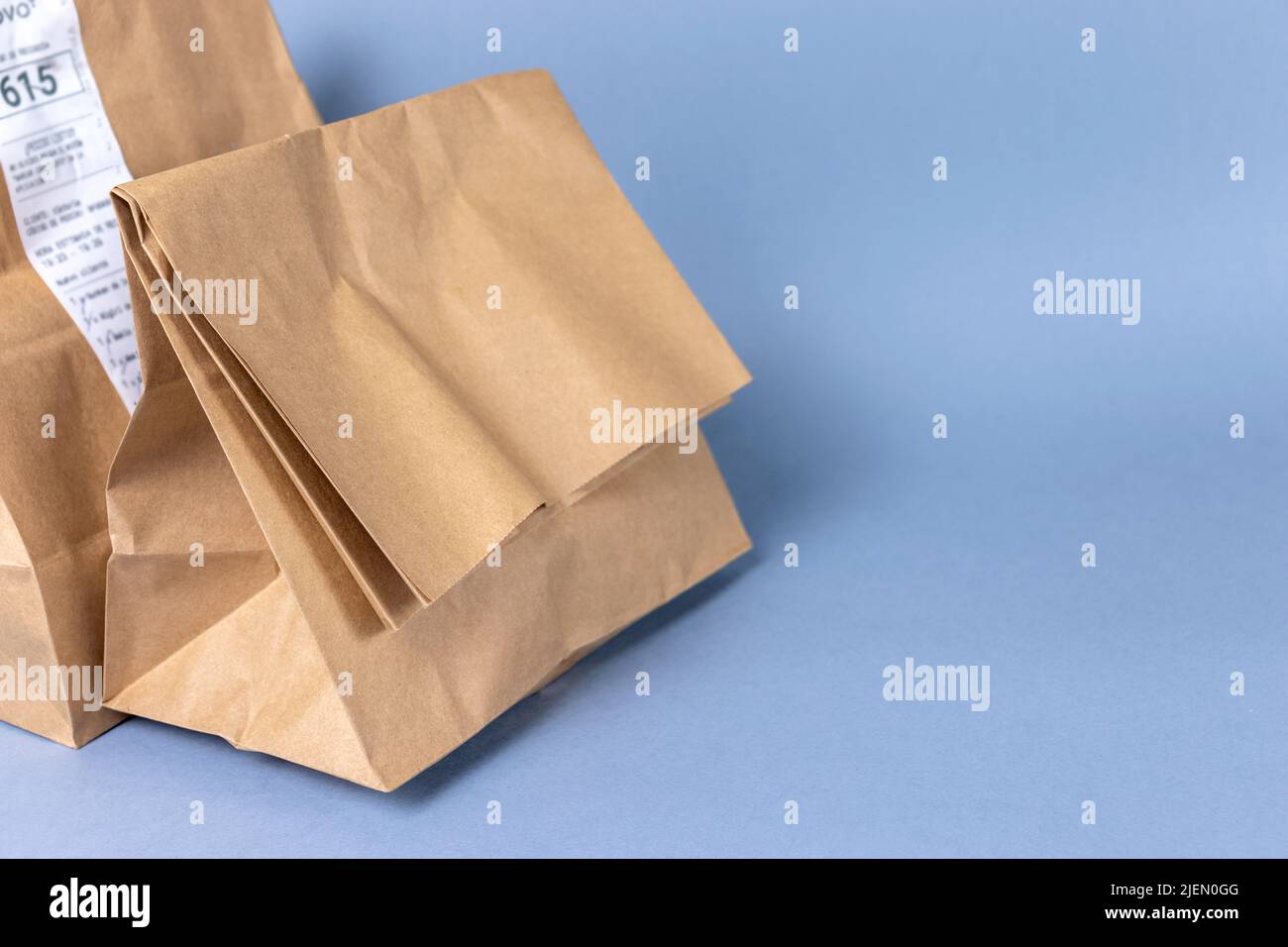 Consegna di cibo artigianale carta bagson il tavolo con spazio copia. Cibo Orfer consegnato imballato su sacchetti di kraft biologico Foto Stock
