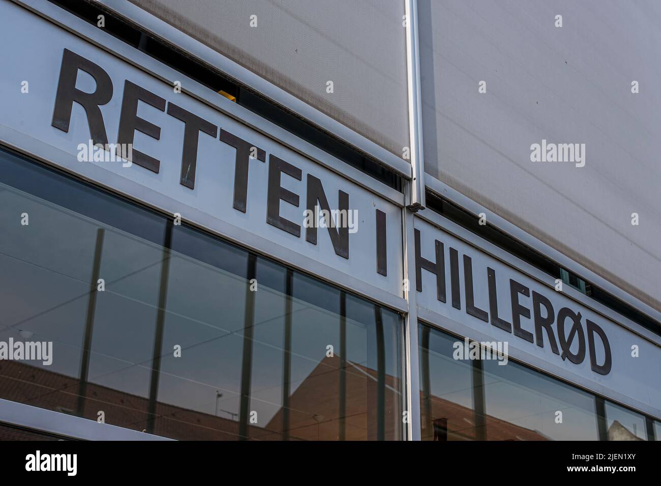 Il cartello e la facciata in vetro del tribunale di Hillerød, Danimarca, 27 giugno 2022 Foto Stock