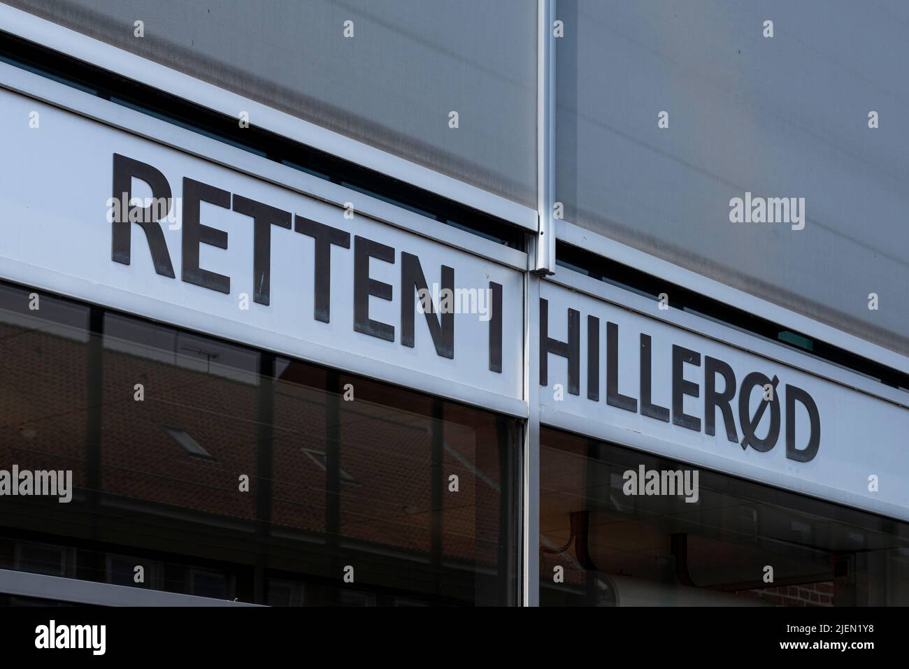 Il cartello e la facciata in vetro del tribunale di Hillerød, Danimarca, 27 giugno 2022 Foto Stock
