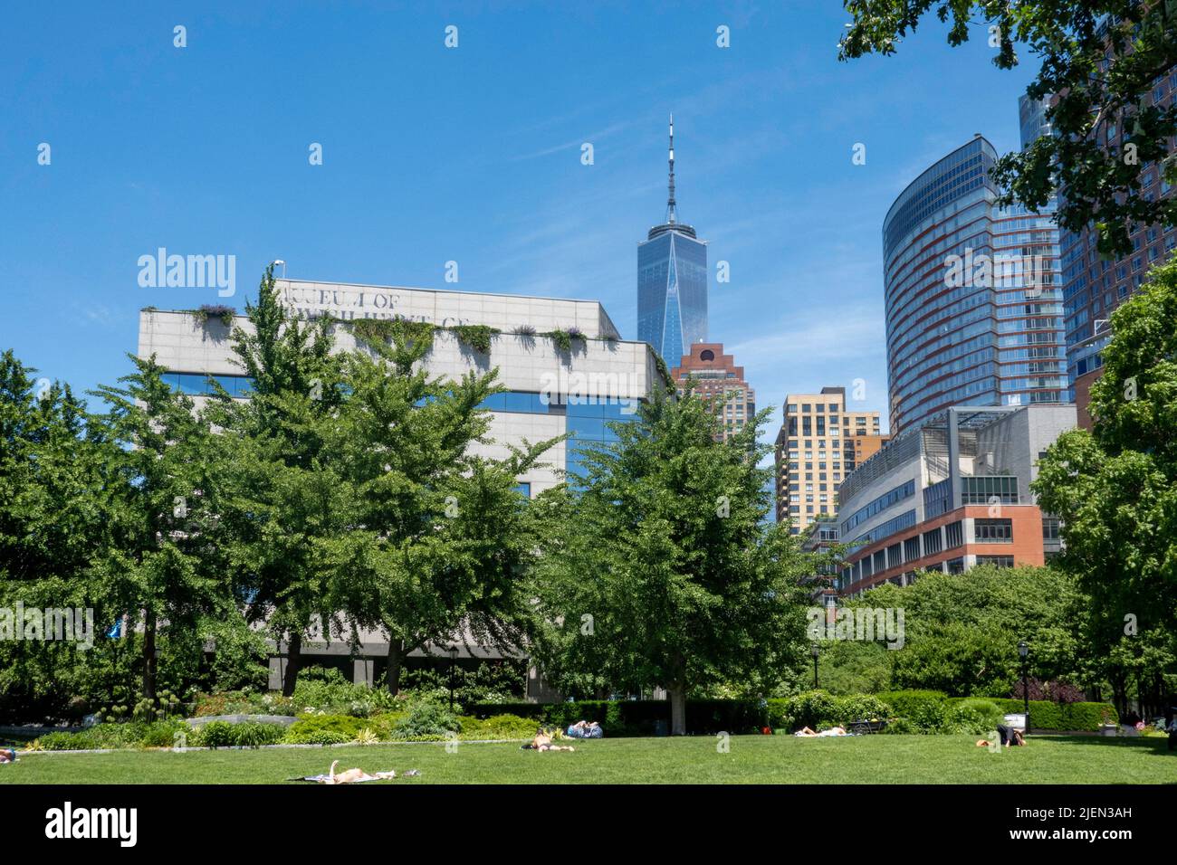 Un World Trade Center sovrasta il Museum of Jewish Heritage Museum di Battery Park City, New York City, USA 2022 Foto Stock