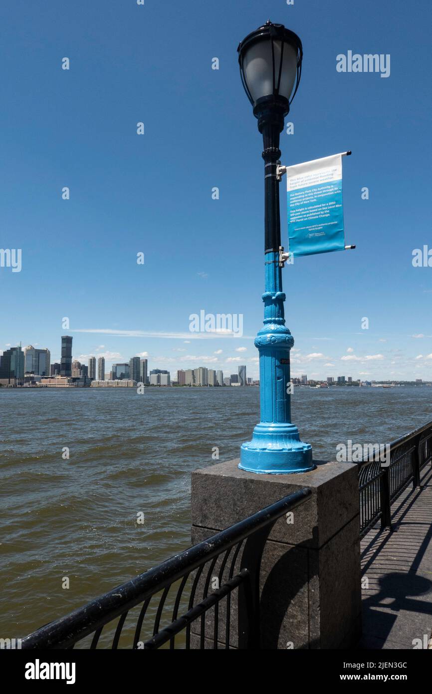 I lampioni blu a Battery Park City illustrano l'altezza di un potenziale pavimento dalla prossima tempesta grave a New York City, USA 2022 Foto Stock