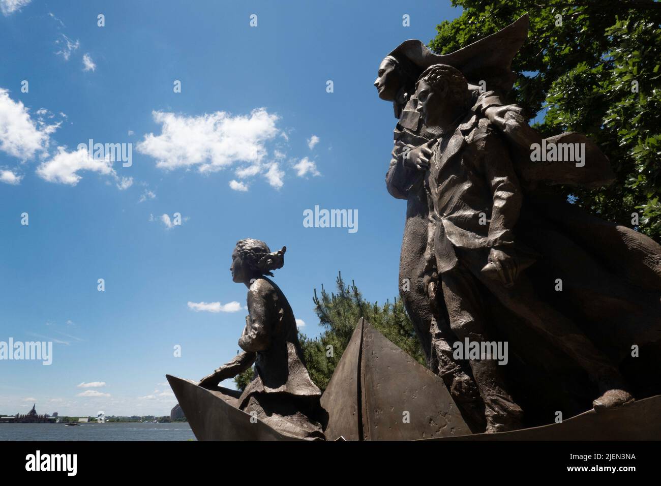 Madre Frances Xavier Cabrini Memorial statua di bronzo si trova vicino alla spianata di Battery Park City, New York City, USA 2022 Foto Stock