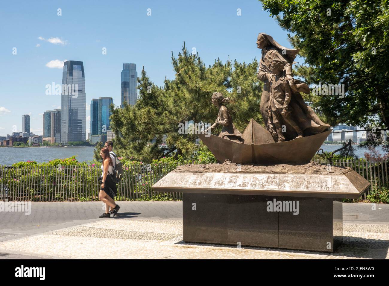 Madre Frances Xavier Cabrini Memorial statua di bronzo si trova vicino alla spianata di Battery Park City, New York City, USA 2022 Foto Stock