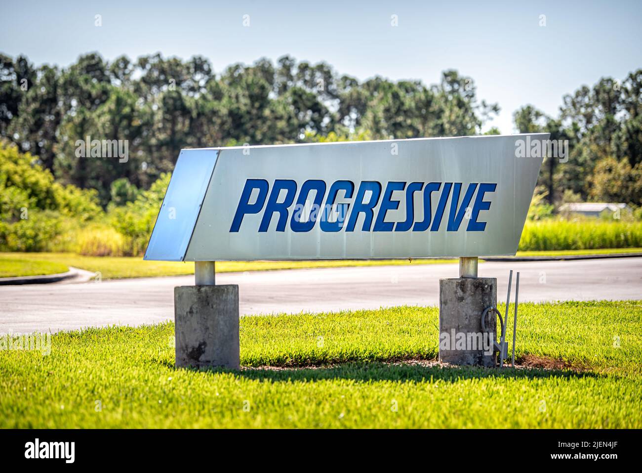 Riverview, USA - 4 ottobre 2021: Cartello d'ingresso della sede centrale dell'ufficio assicurativo progressivo a Tampa, Florida, il secondo campus più grande del paese w Foto Stock