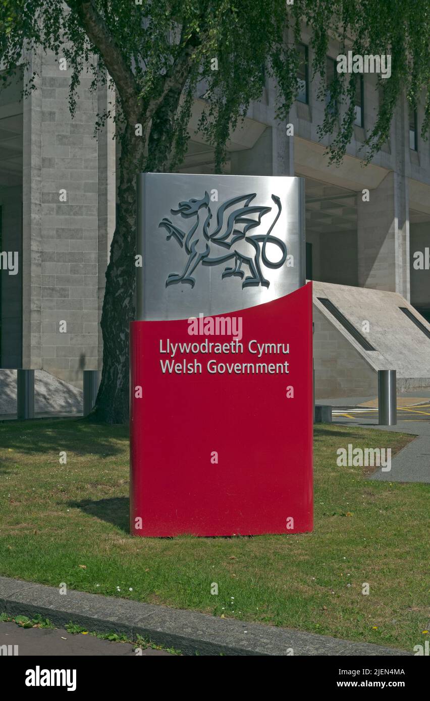 Lywodraeth Cymru. Firma del governo gallese, bilingue, al di fuori dell'ufficio gallese di Cardiff. 2022 giugno Foto Stock