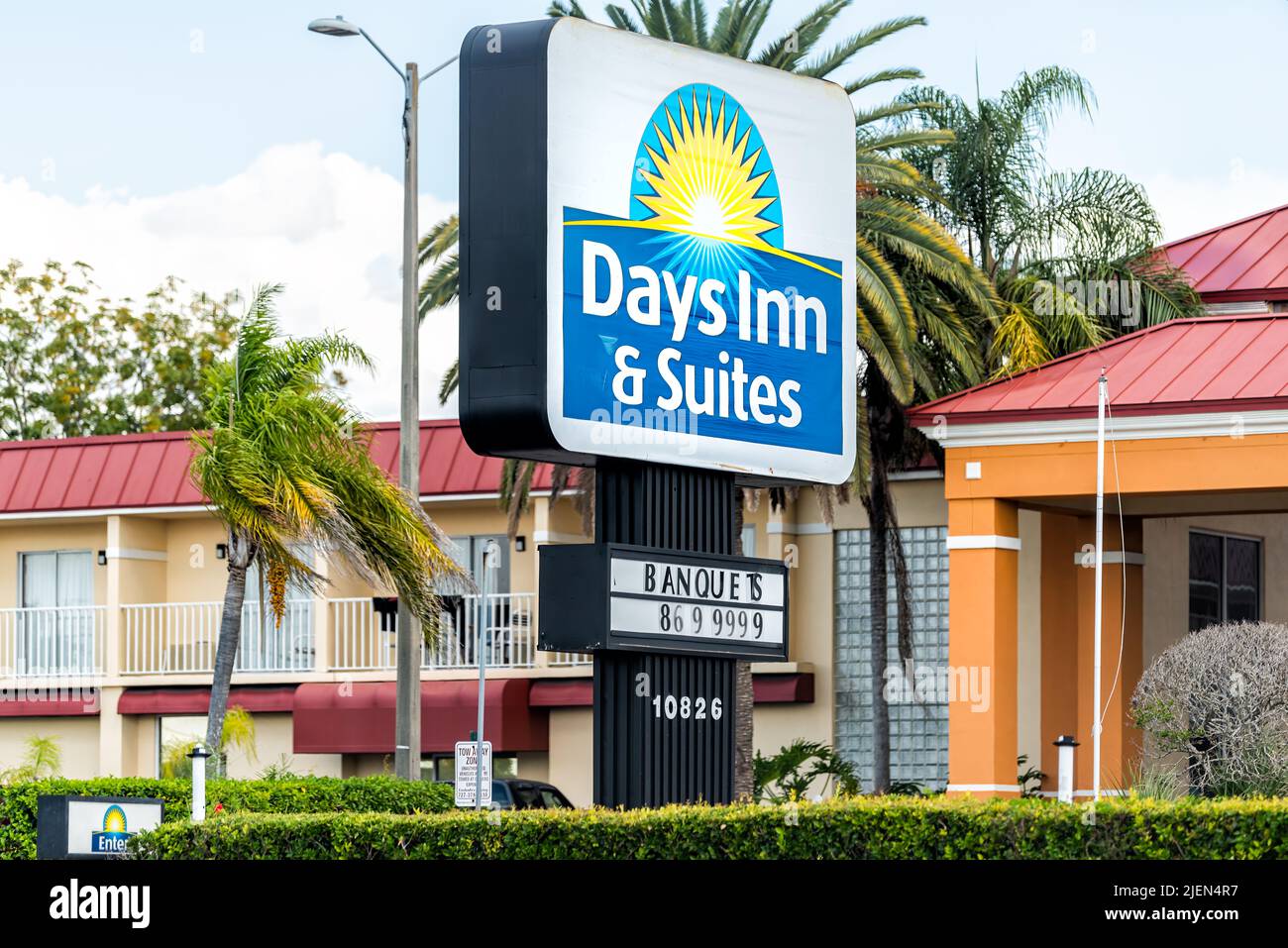 Port Richey, Stati Uniti d'America - 4 ottobre 2021: Florida città sulla costa del golfo con l'indicazione per il Days Inn e Suites edificio ingresso esterno per economico hotel Mot Foto Stock