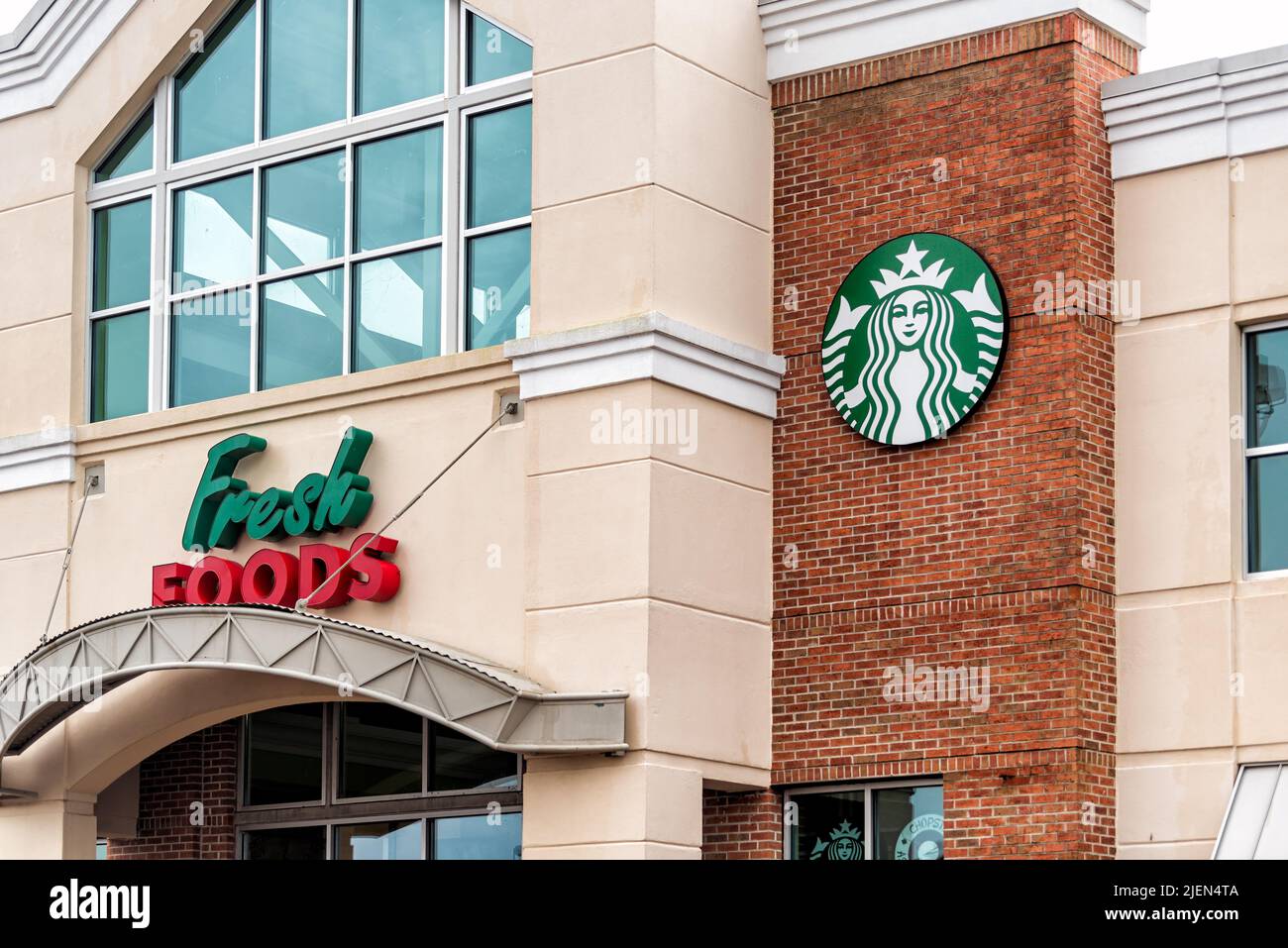 Grey, USA - 5 ottobre 2021: Grey, Georgia catena locale alimentari negozio cartello d'ingresso per il mercato Ingles negozio di alimentari primo piano di testo rosso su edificio exterio Foto Stock