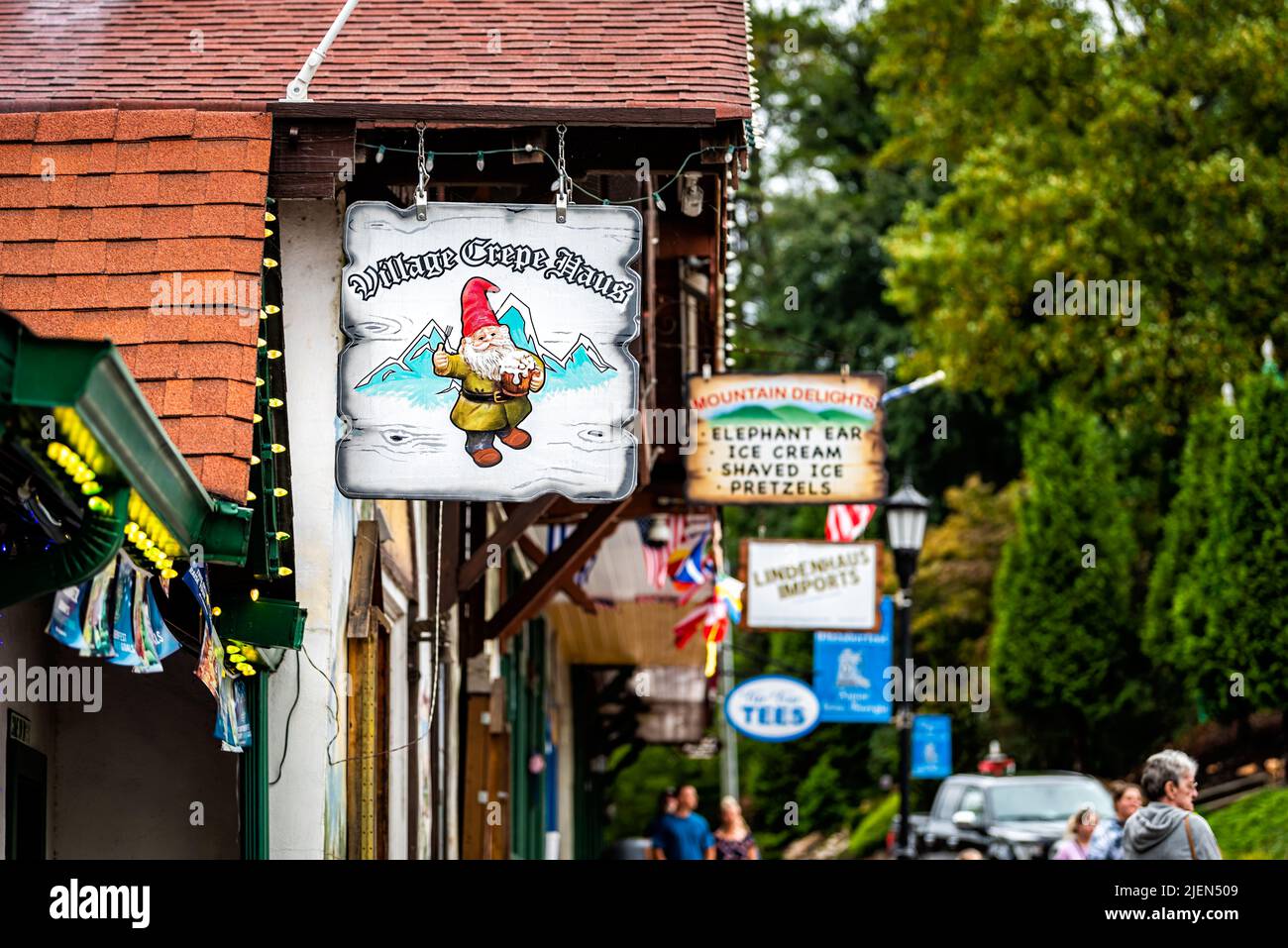 Helen, USA - 5 ottobre 2021: Helen, Georgia città bavarese con cartello sulla strada principale edificio per il ristorante Village Crepe Haus al festival Oktoberfest Foto Stock