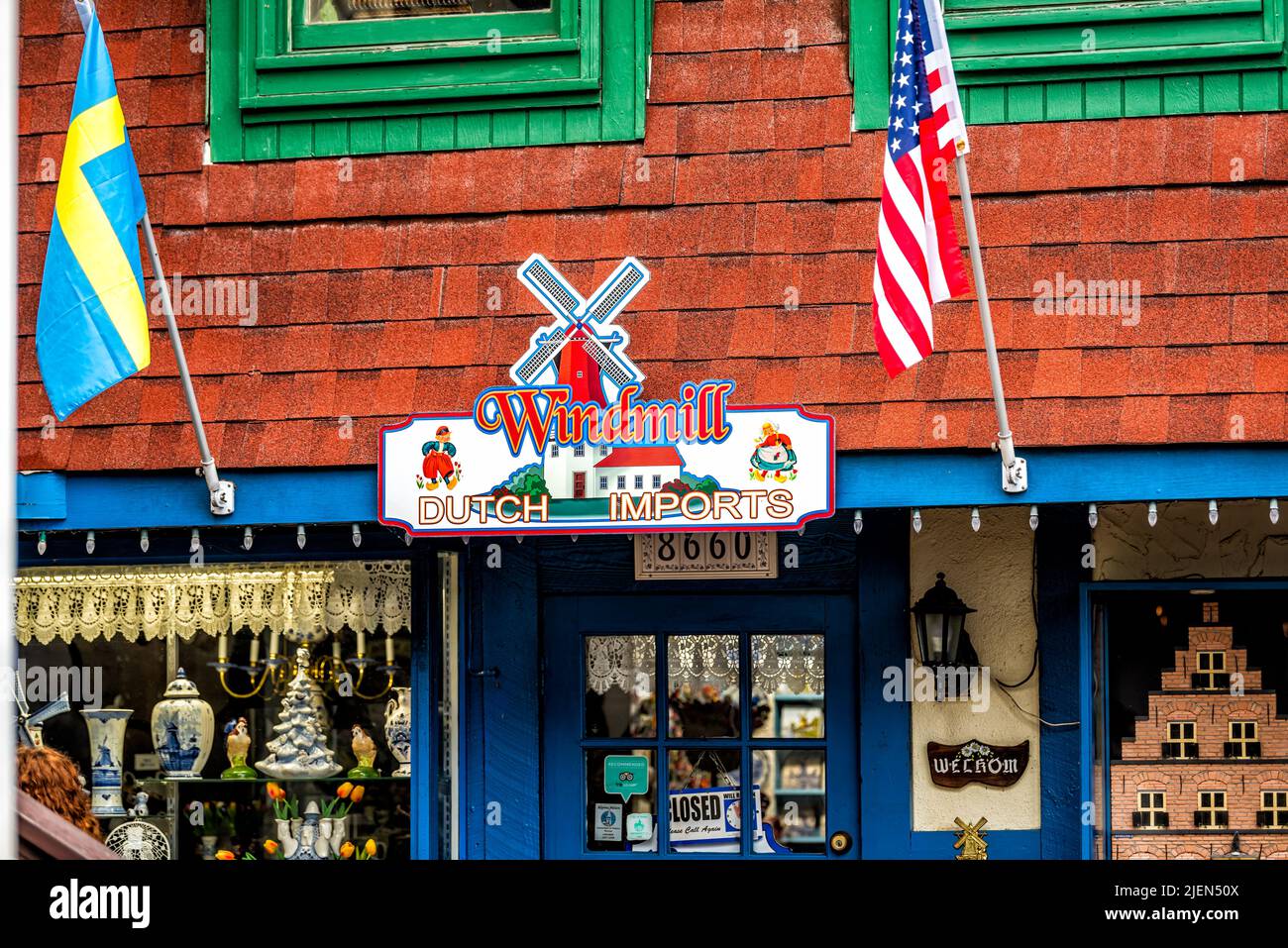 Helen, USA - 5 ottobre 2021: Helen, Georgia edificio del villaggio bavarese con cartello per negozio di articoli da regalo sulla strada principale per le importazioni olandese mulino a vento AN Foto Stock