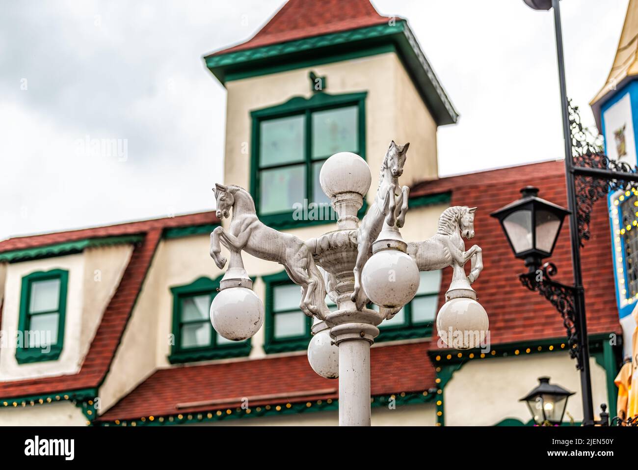 Helen, Georgia villaggio bavarese tradizionale edificio di architettura sulla strada principale con tegole rosse e lampione bianco primo piano a Foto Stock