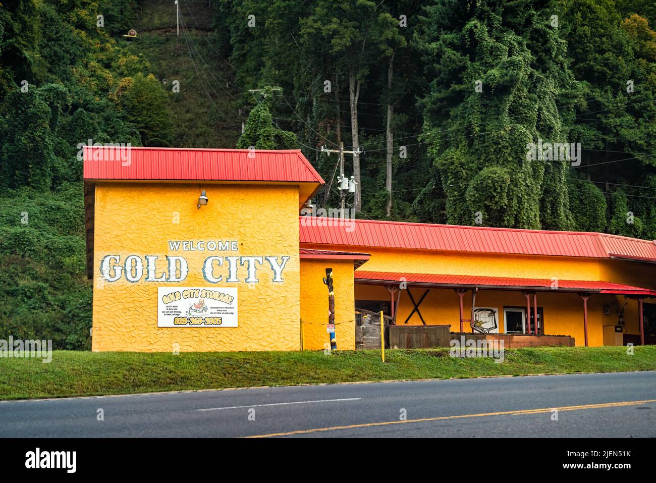 Franklin, Stati Uniti d'America - 6 ottobre 2021: Città del North Carolina in Blue Ridge Mountains con cartello per il benvenuto di Gold City e l'esterno dell'edificio per il deposito di Gem min Foto Stock
