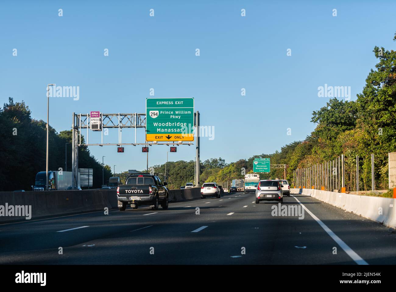 Woodbridge, USA - 18 ottobre 2021: Autostrada i-95 interstate Road in Virginia con auto al traffico mattutino vicino a Washington DC e indicazioni per P Foto Stock