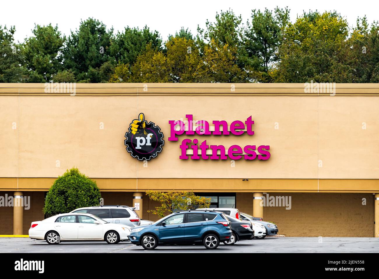 Culpeper, USA - 7 ottobre 2021: Zona del centro nella città rurale di Culpeper, Virginia con l'insegna al centro commerciale Strip Mall per il logo Planet Fitness PF per la palestra Foto Stock