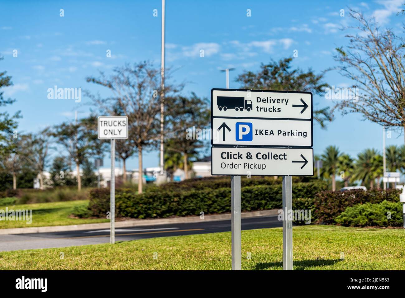 Jacksonville, USA - 19 ottobre 2021: Segno per IKEA arredamento casa mobili magazzino centro magazzino parcheggio e camion consegna con Click and colle Foto Stock