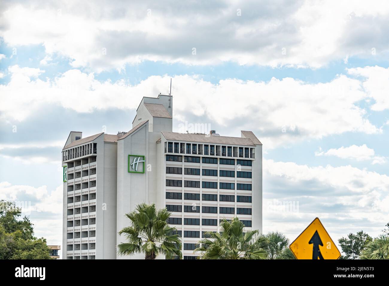 Orlando, Stati Uniti d'America - 19 ottobre 2021: Cartello da costruzione per l'Holiday Inn Express hotel in Florida città vicino Lake Buena Vista città in estate soleggiato tempo con c Foto Stock