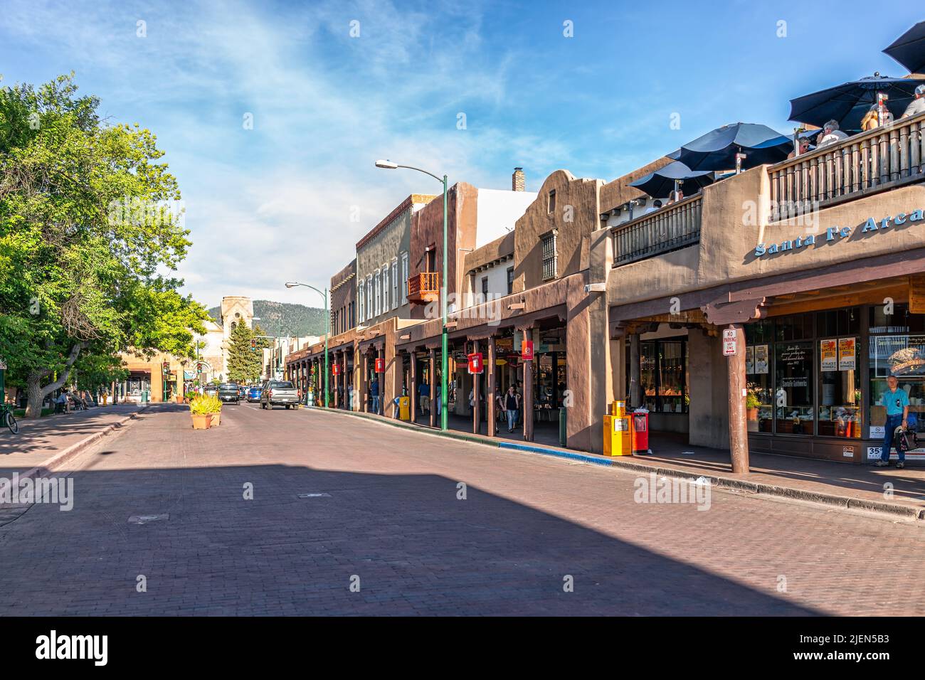 Santa Fe, USA - 14 giugno 2019: Old Town e San Francisco Street negli Stati Uniti New Mexico City con architettura in stile adobe e Cattedrale chiesa in Foto Stock