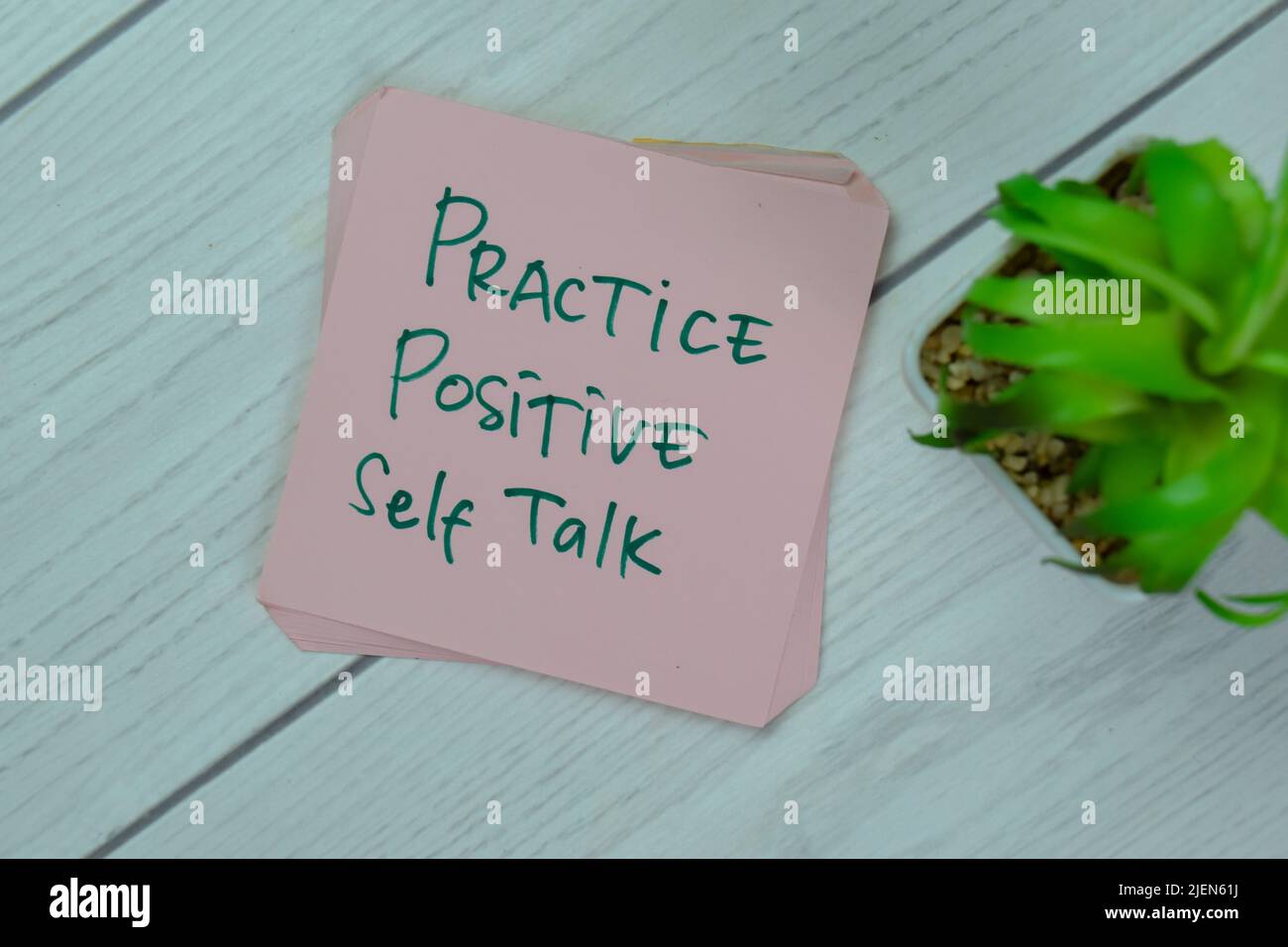 Concetto di pratica positiva Self Talk scrivere su note appiccicose isolato su tavola di legno. Foto Stock
