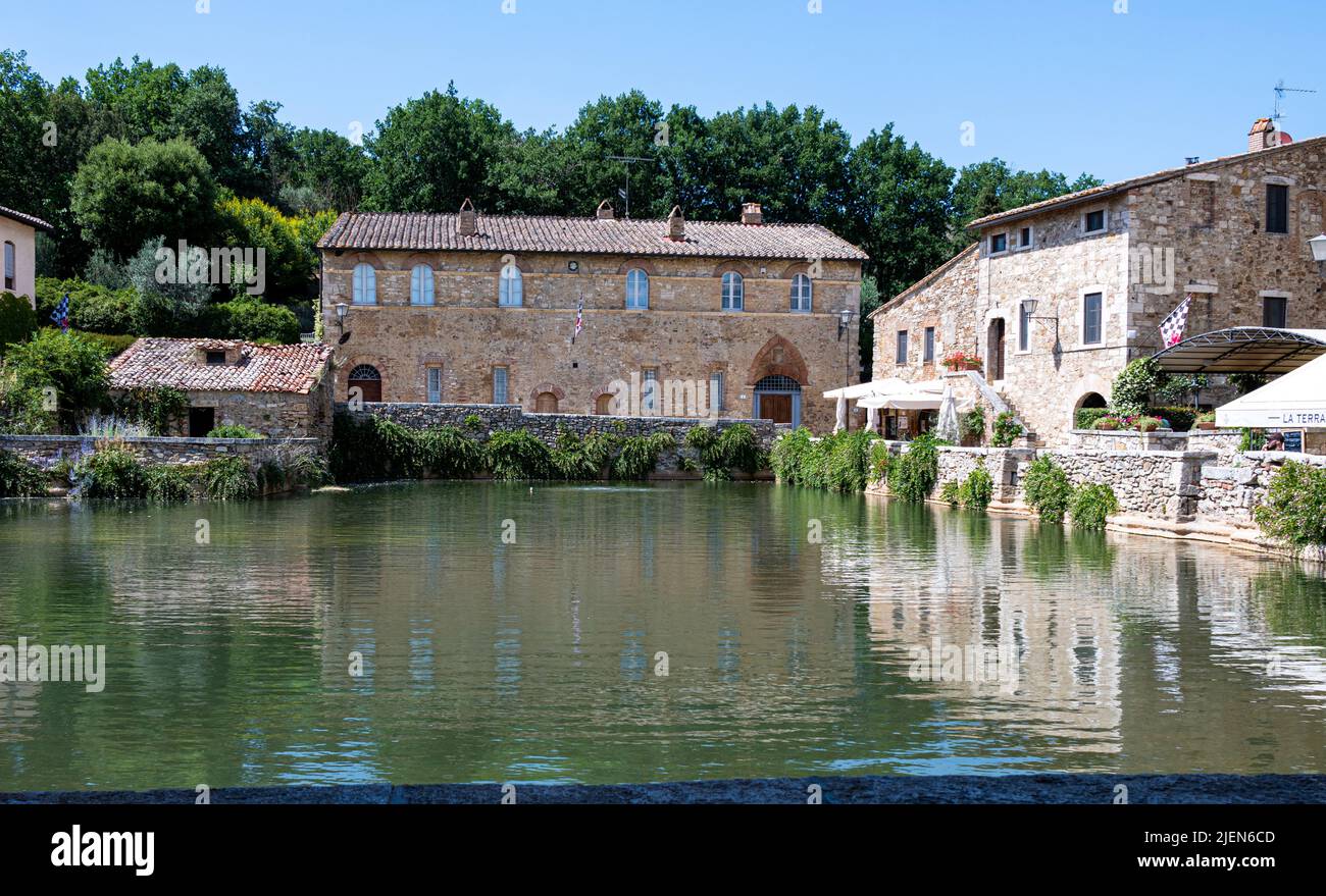 Bagno Vignoni, Toscana, Italia, paese dove si trovano antiche terme nella piazza Foto Stock