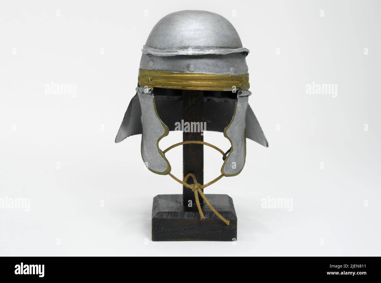 Casco in miniatura in ferro antico. Ideale per la decorazione delle camere. Foto Stock