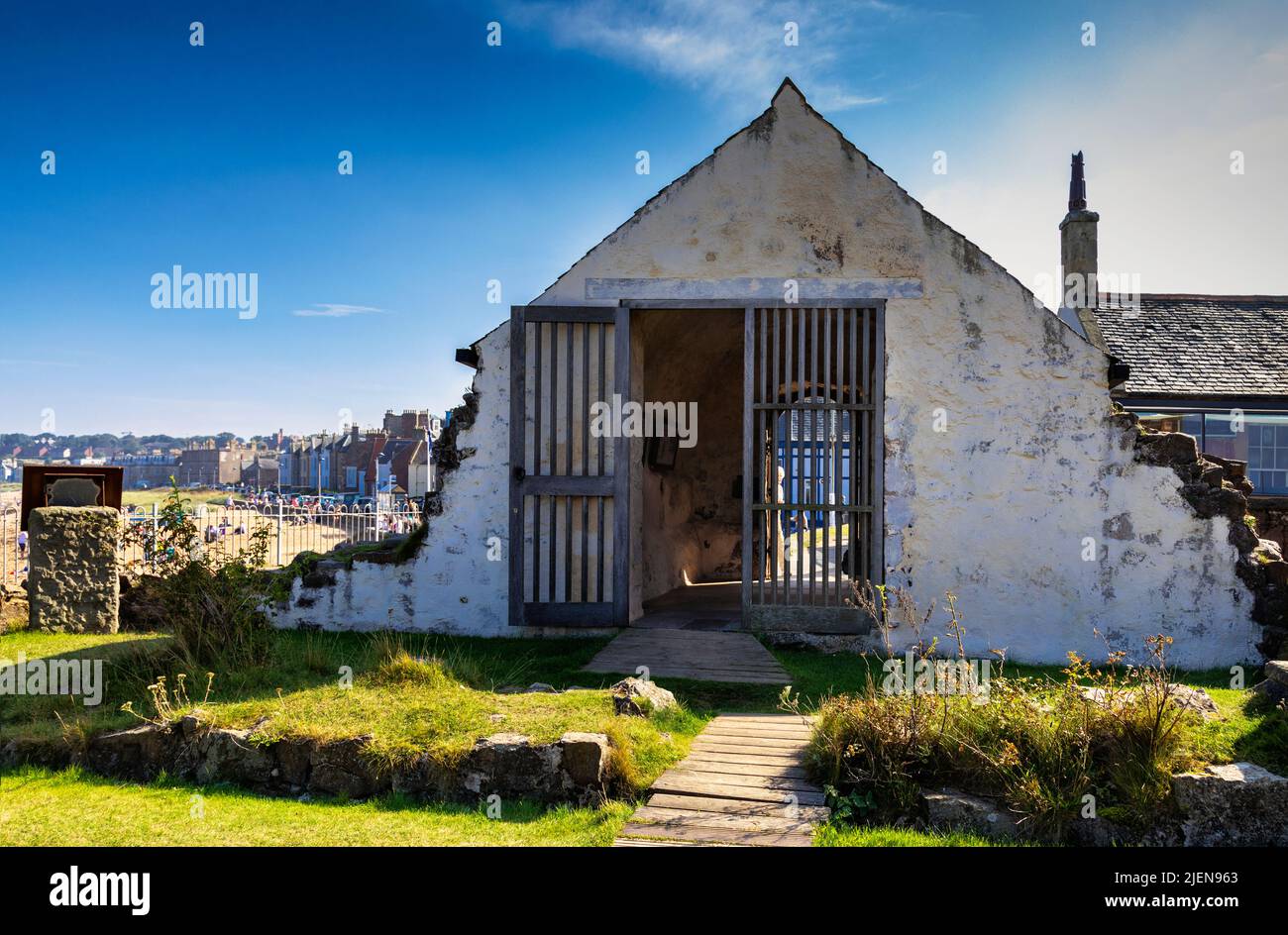 Una chiesa, intorno a circa 1000 anni, si trova sulla vecchia Kirk di Sant'Andrea. La prima chiesa è stata probabilmente fatta di legno costruito dai monaci di Lindisfarne. Foto Stock