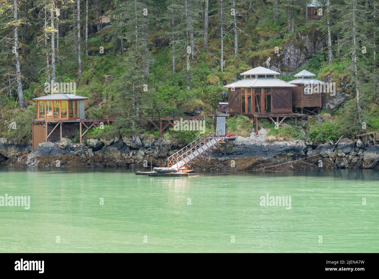 Piccole e moderne cabine in legno sulla riva della Resurrection Bay vicino a Seward Alaska Foto Stock