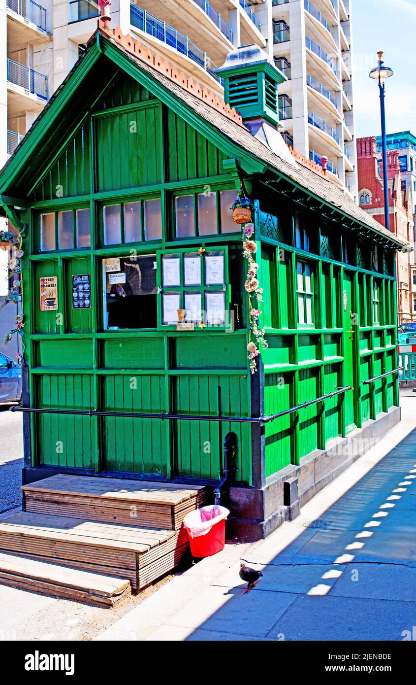 Restaurata cabina vittoriana Drivers Shelter, Emabankment, Londra, Inghilterra Foto Stock