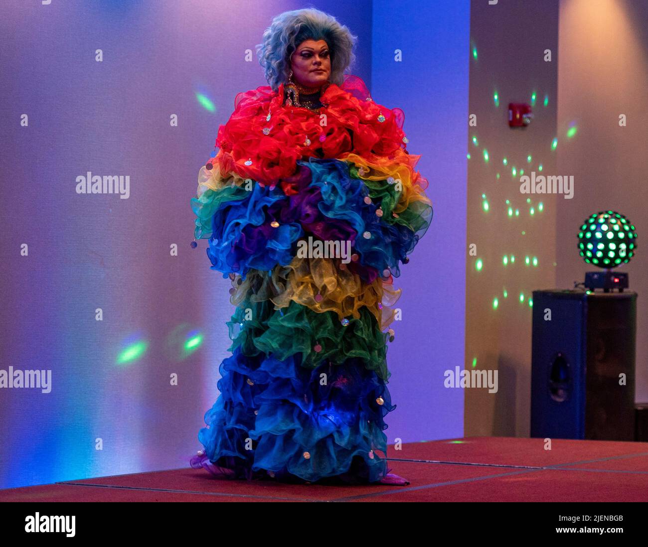 Scranton, Stati Uniti. 25th giugno 2022. L'artista di trascinamento Eileen o'Brennan compete in un abito arcobaleno durante una pageant di trascinamento. Credit: SOPA Images Limited/Alamy Live News Foto Stock