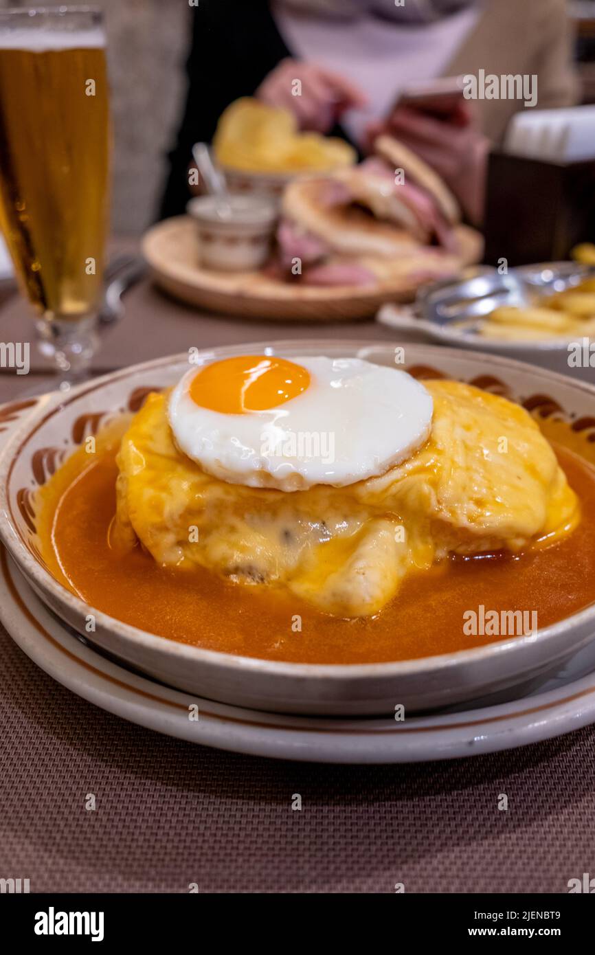 Da vicino a Francesinha piatto tipico di Porto. Cucina tipica di Porto, Portogallo. Foto Stock