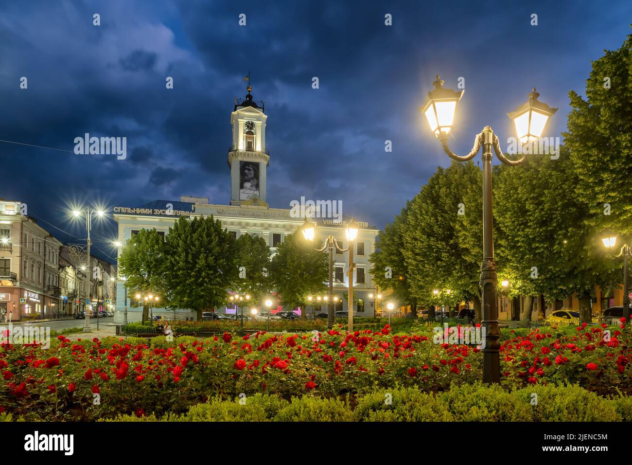 Città Hal nella piazza centrale di Chernivtsi di notte, Ucraina occidentale Foto Stock